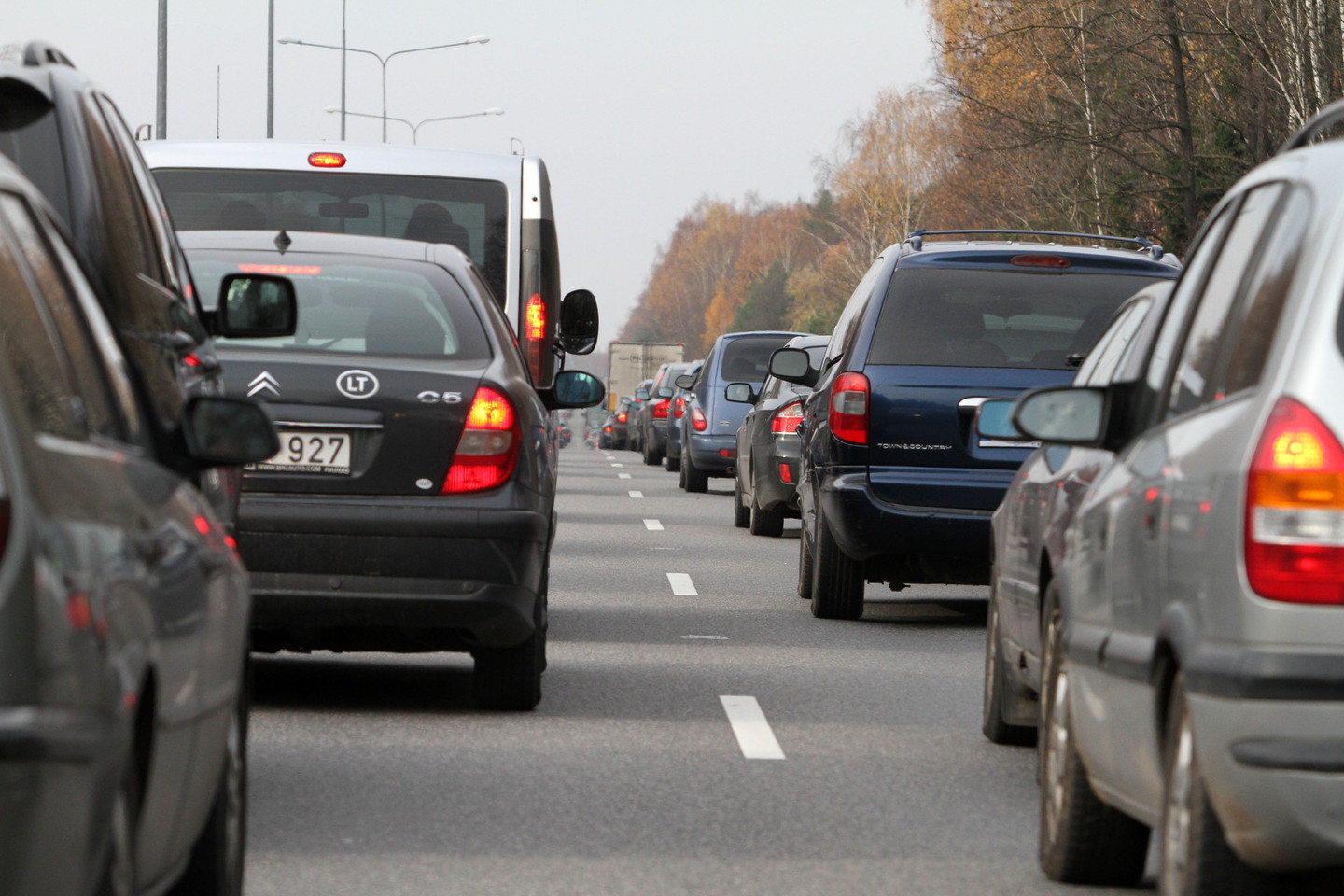 Dėl penkių automobilių avarijos Vilniuje susidarė didžiulė grūstis.