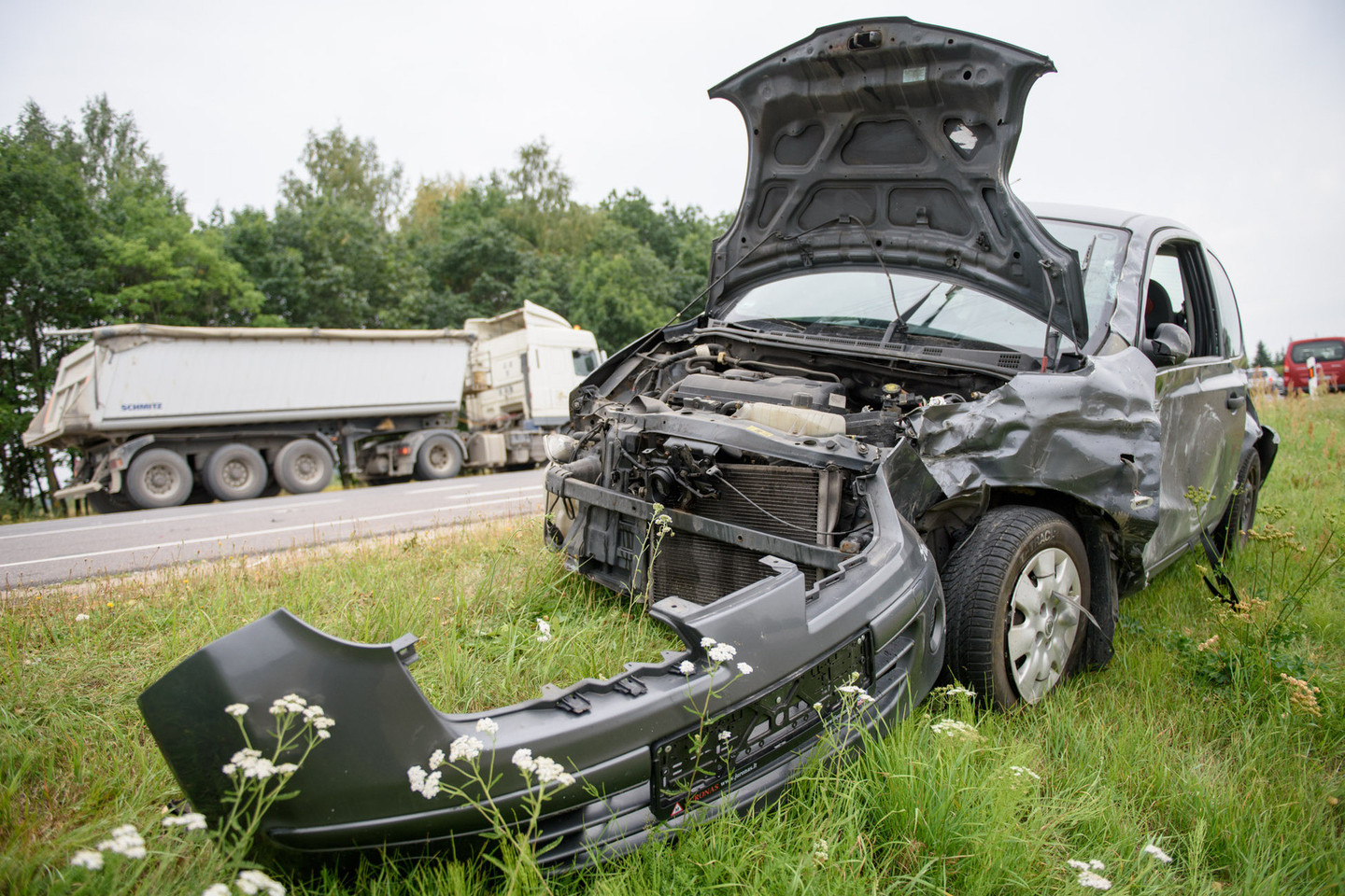 Vilniaus pakraštyje susidūrė sunkvežimis ir lengvasis automobilis.