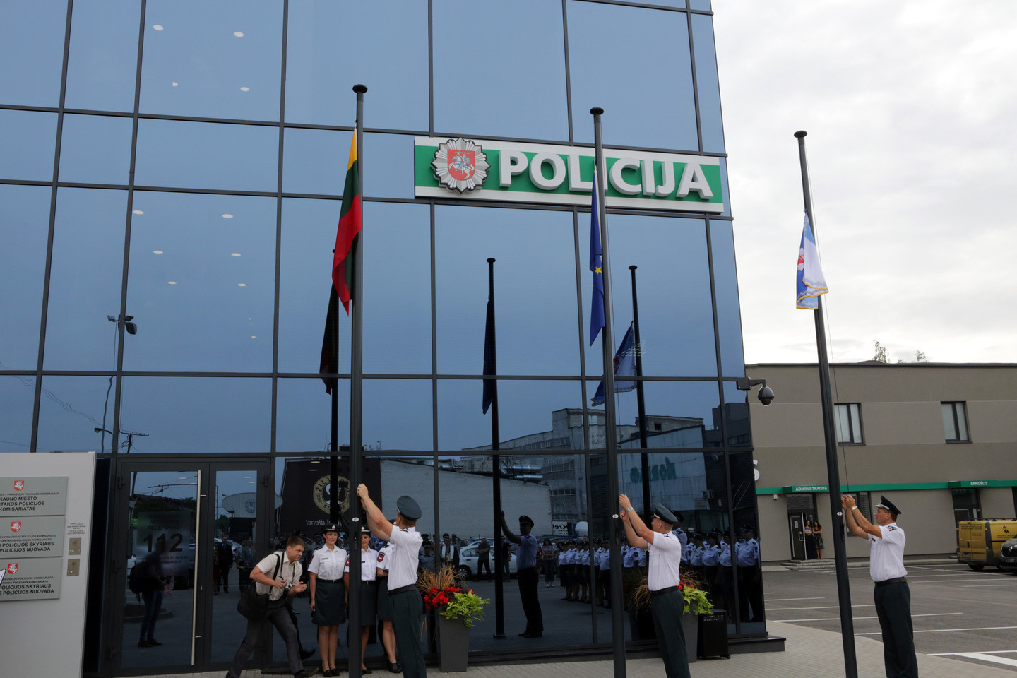 Į naujos įstaigos atidarymo iškilmes atvyko Lietuvos policijos vadovai, pareigūnus sveikino ir Kauno meras V.Matijošaitis.<br>P.Mantauto nuotr.