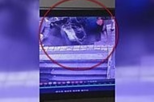 Kinijoje į šaligatvyje staiga atsivėrusią duobę įkrito 5 žmonės