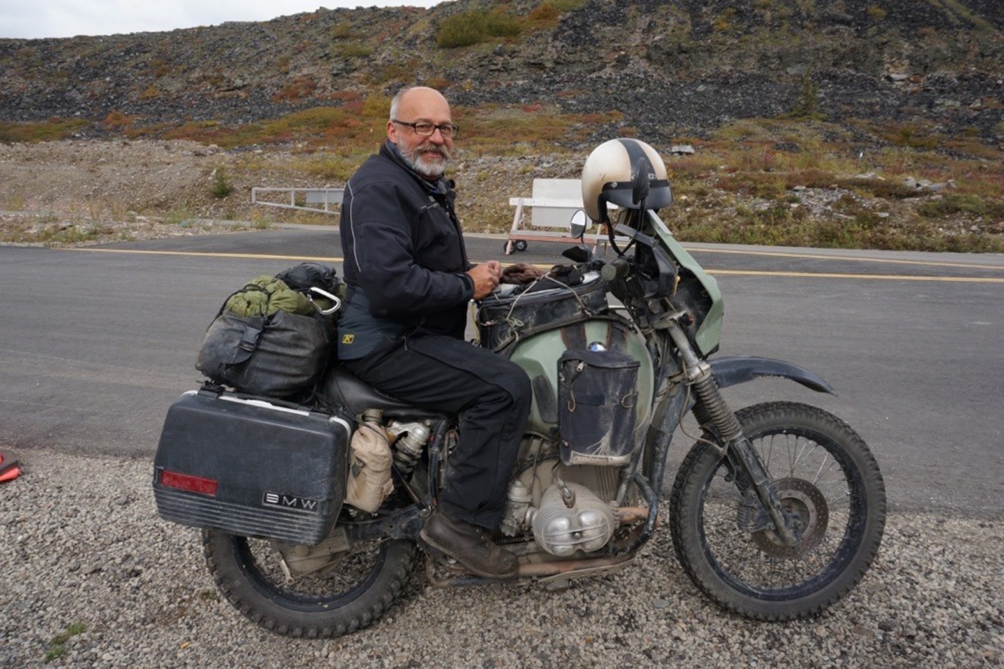 Lietuviai pakeliui sutiko keliautoja, kuris važiavo prieš 30 metų pagamintu motociklu.<br>S.Paukščio nuotr.