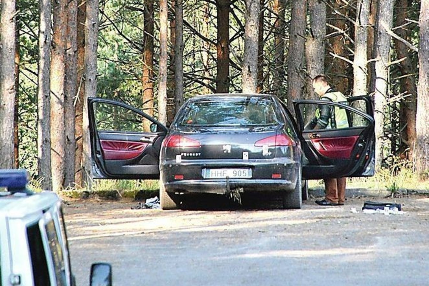Pasieniečio paleista kulka į sprunkančio automobilio padangas kliudė ir mirtinai sužalojo ant galinės sėdynės važiavusį vaikiną.