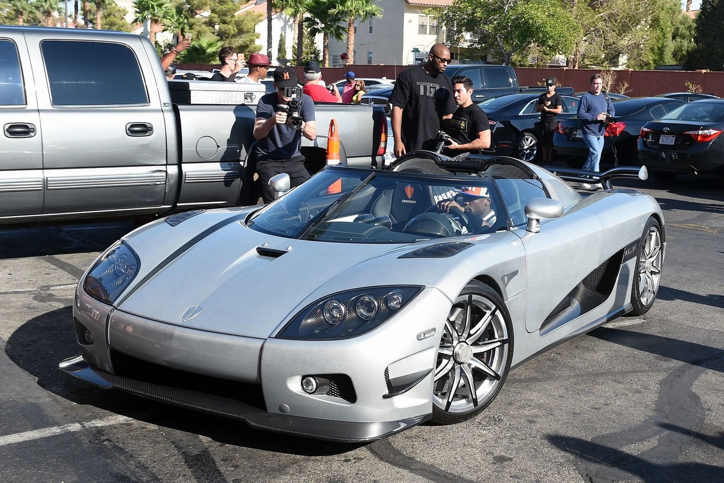 F.Mayweatheris išbandė naują automobilį.