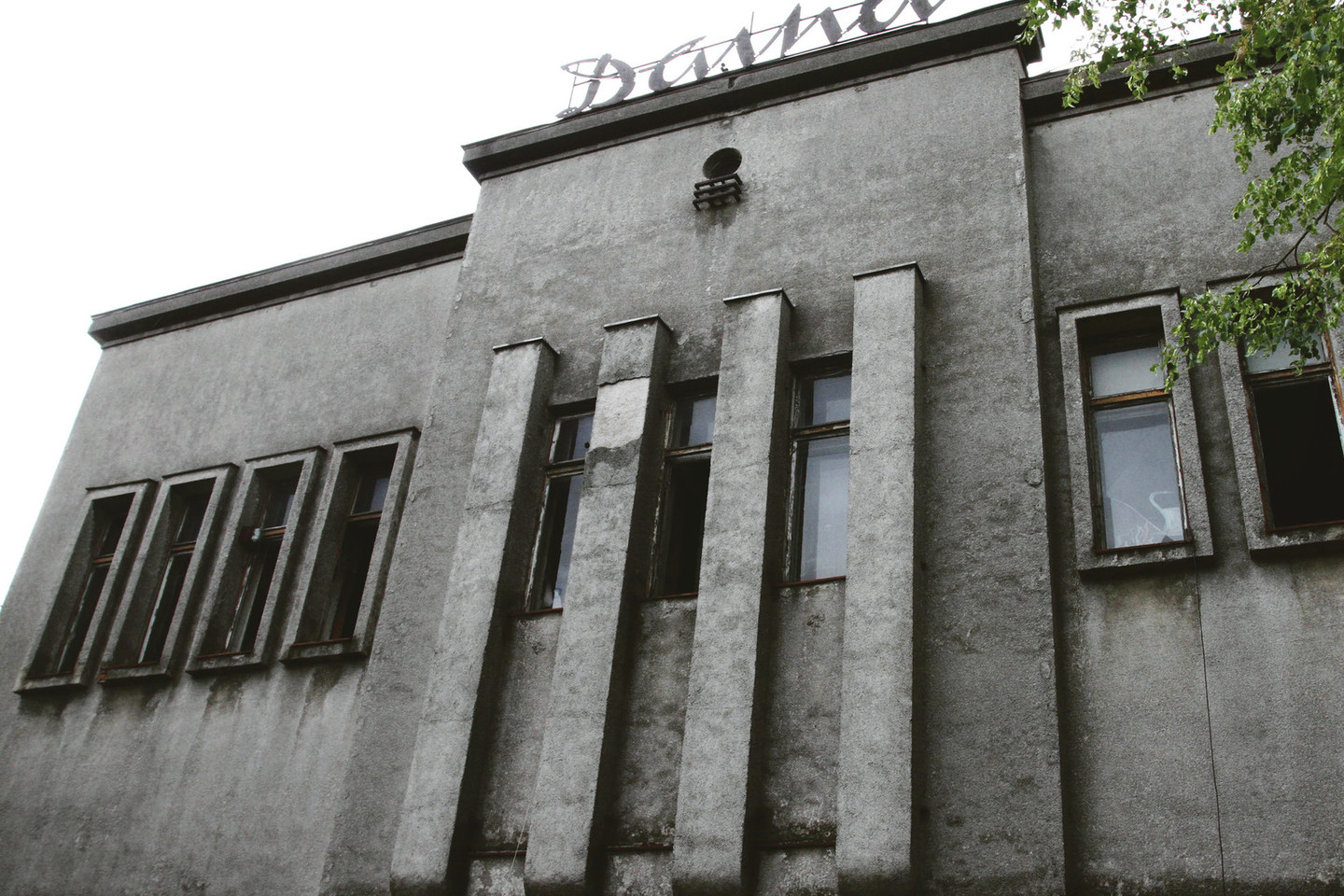 Tarpukariu ir sovietmečiu veikęs kino teatras „Daina“ virto apleistu vaiduokliu.
