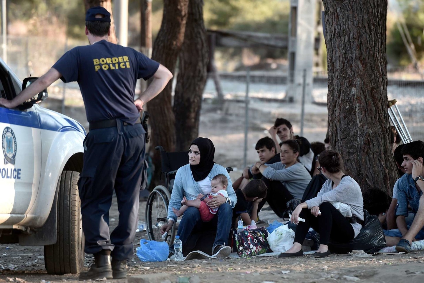 Per jūroje įvykusį žmonių kontrabandininkų susišaudymą su graikų uosto policija žuvo 17-metis migrantas.