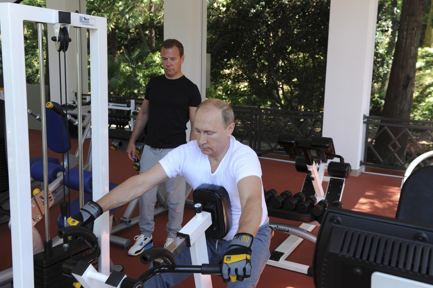 Pasitaikius progai, V.Putinas demonstruoja raumenis.<br>AFP/Scanpix nuotr.