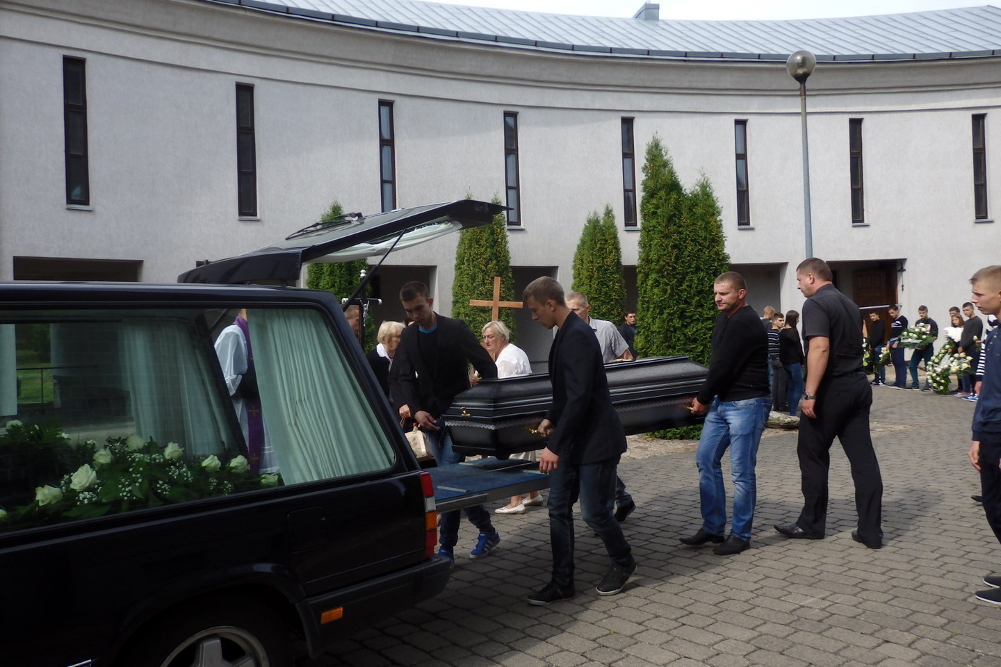 Baltų gėlių puokštes nešė vaikai, paaugliai ir jaunuoliai – Edgaro giminaičiai ir draugai.