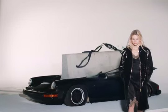 Internautus įsiutino reklama su traiškomu klasikiniu „Porsche“