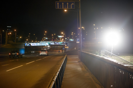 Sostinės vairuotojus naktį akino galingas prožektorius