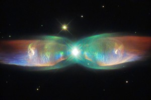 Mirštanti žvaigždė išskleidė ūko sparnus