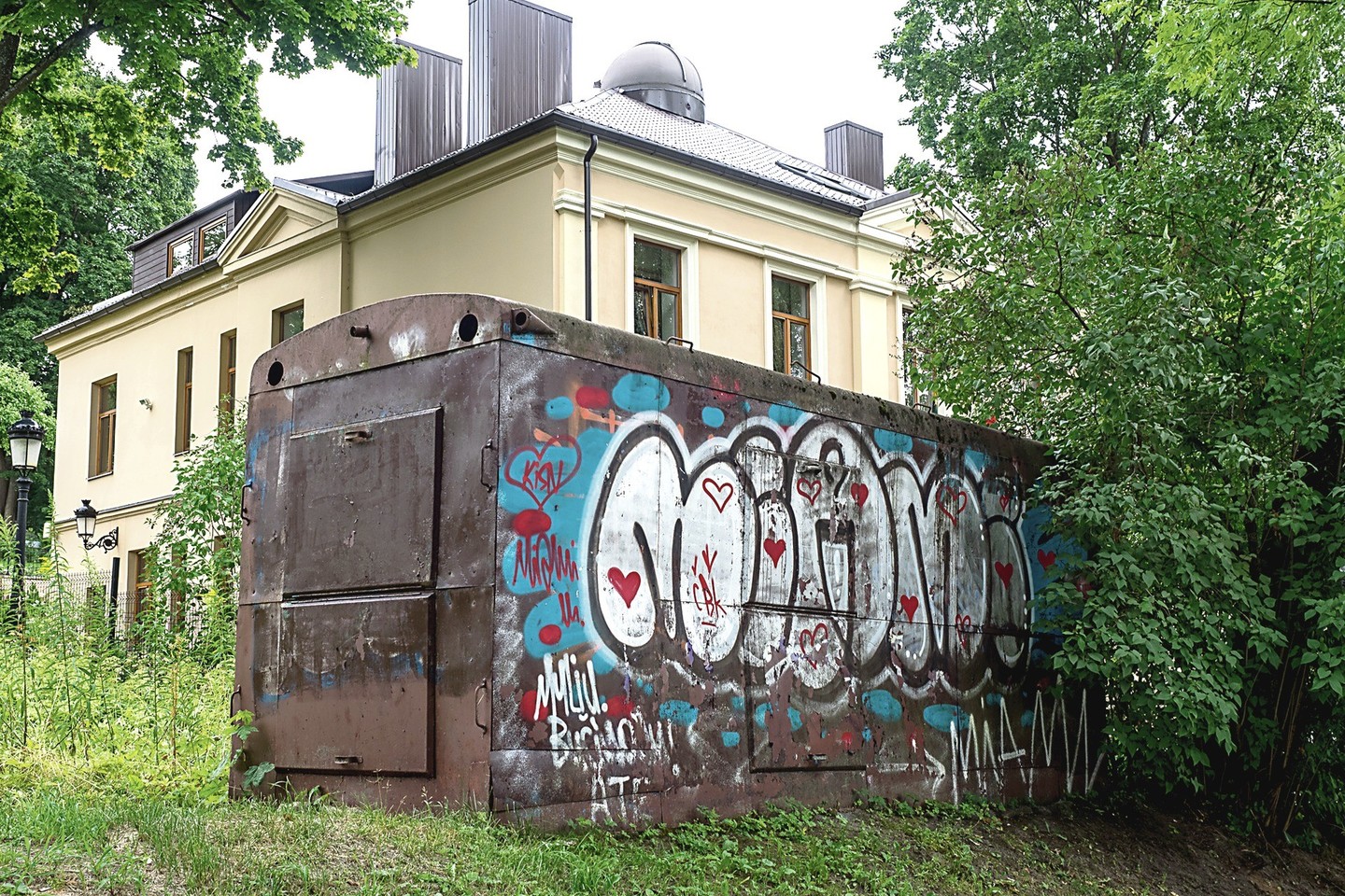 Antakalnio senbuviai teigia, kad būda stovi nuo sovietinių laikų, kai L.Sapiegos gatvė dar vadinosi A.Suvorovo.