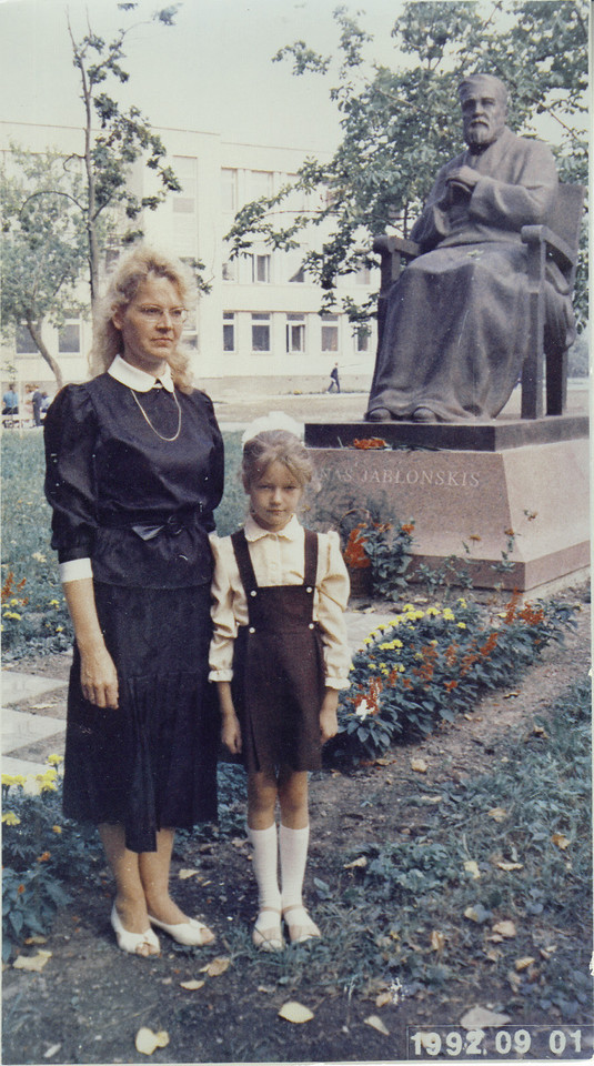 Modeliui Solveigai Mykolaitytei mama pasiuvo uniformą, su kuria žingsniavo į pirmą klasę.<br>Asmeninio albumo nuotr.