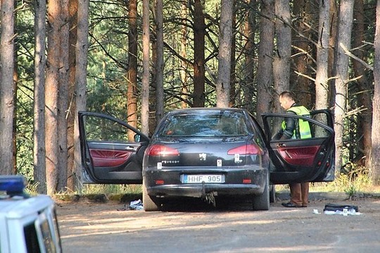 Sprunkantiems kontrabandininkams peršautas draugas nerūpėjo