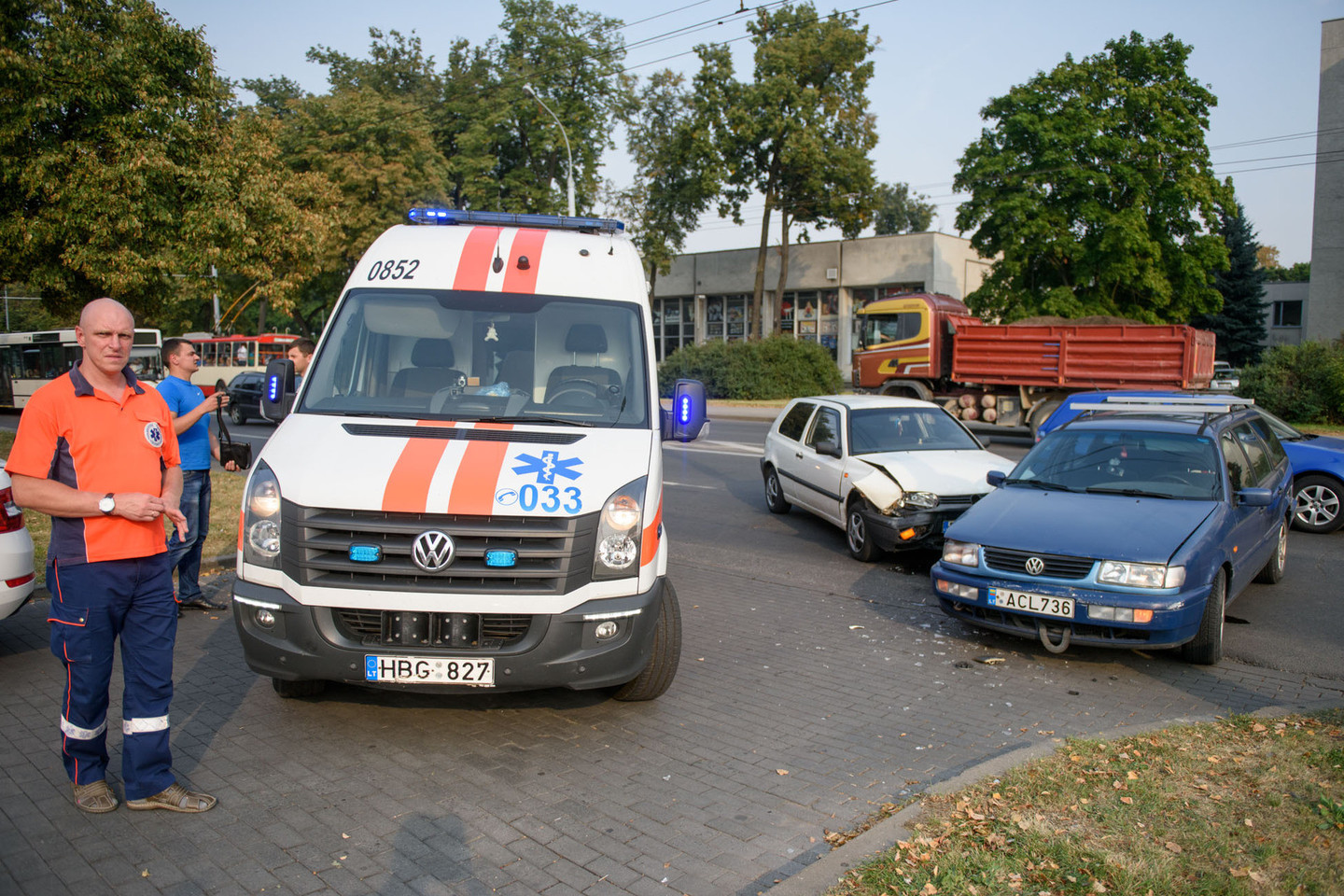 Po automobilių susidūrimo Vilniuje į ligoninę nuvežtas vaikas.<br>D.Umbraso nuotr.