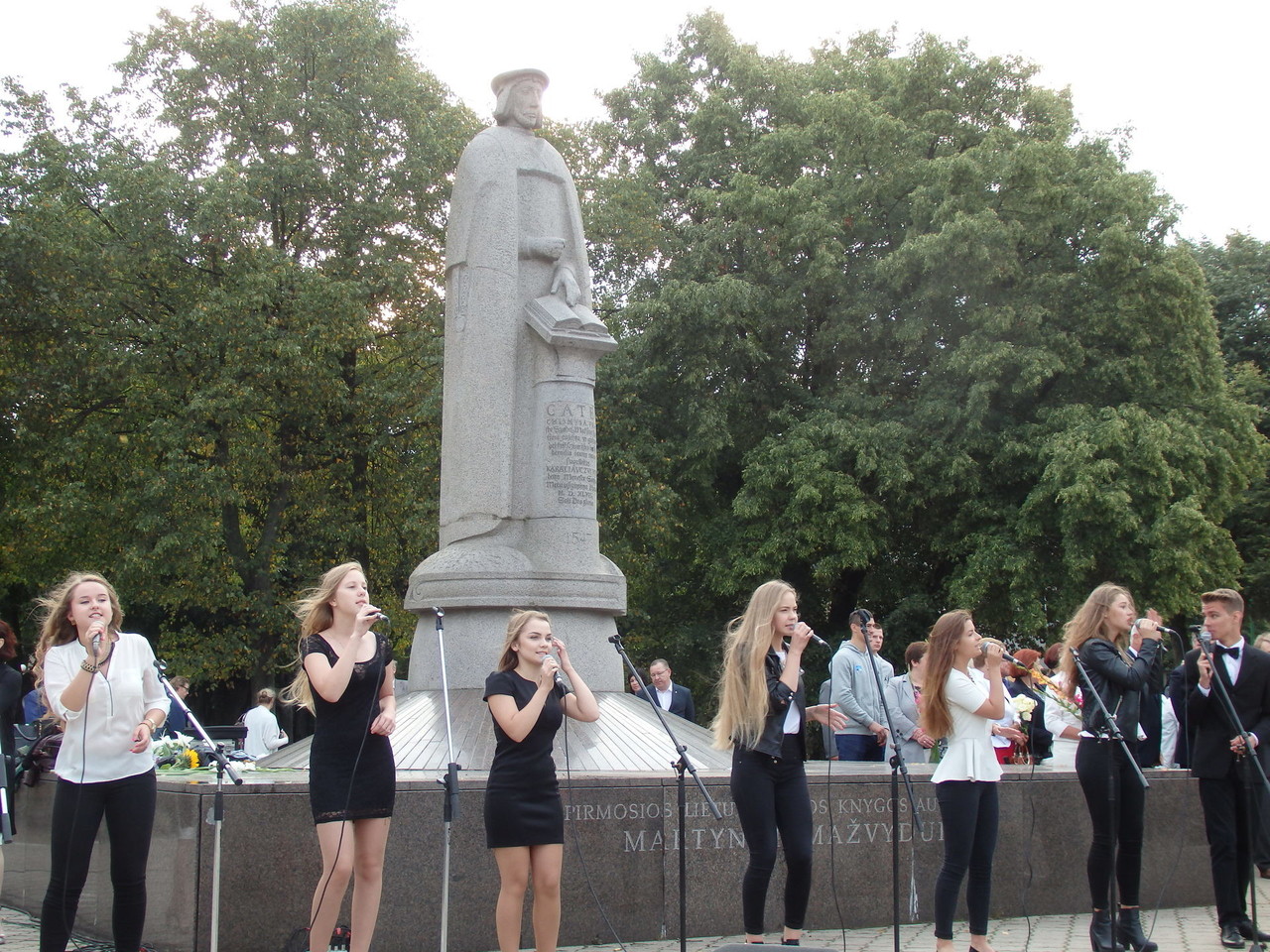 Rugsėjo pirmoji Klaipėdoje – Lietuvininkų aikštėje, prie Martyno Mažvydo paminklo.<br>A.Pilaitienės nuotr.