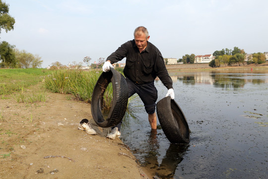 Kauniečiai pradėjo švarinti nusekusio Nemuno pakrantes