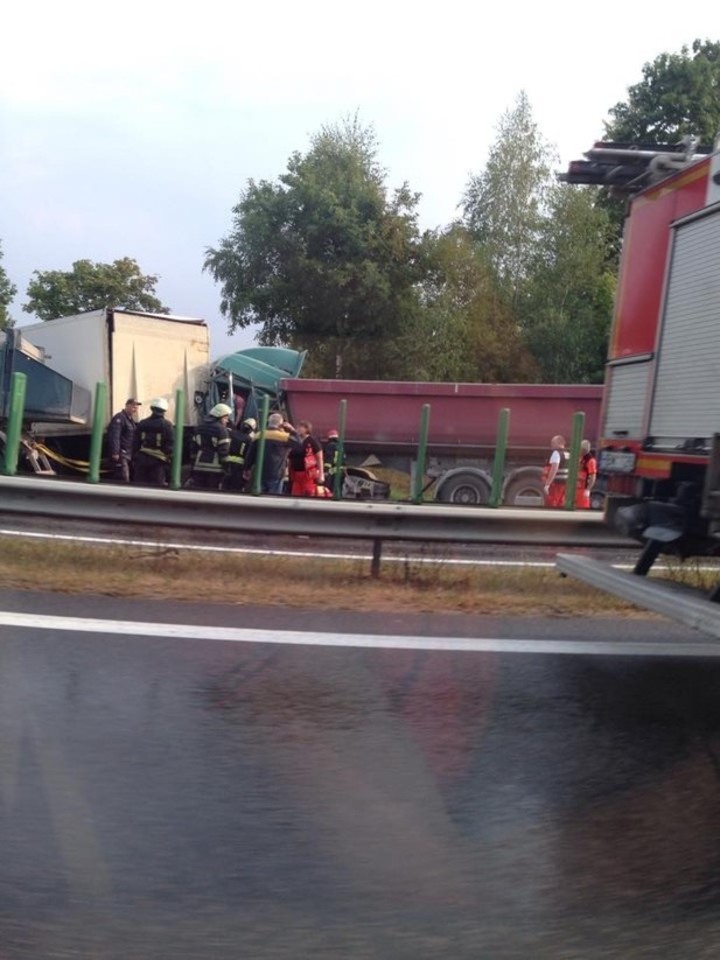 Kauno rajone antradienio rytą per avariją apvirto sunkvežimis, buvo prispaustas jo vairuotojas.<br>„facebook“ nuotr.