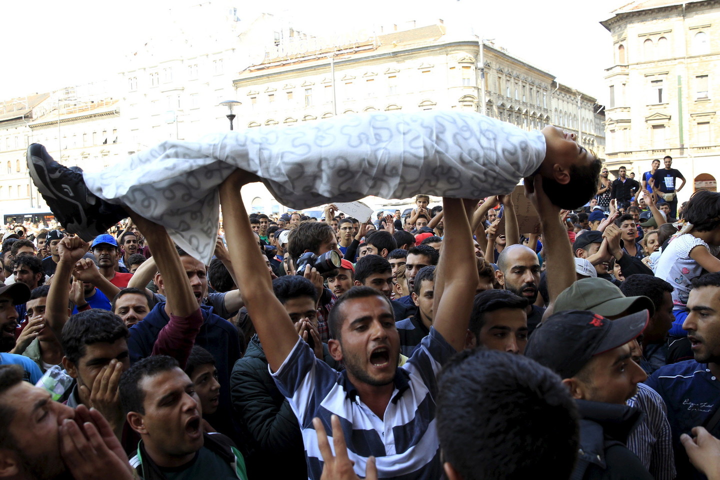 Migrantai iš Afganistano ir Sirijos protestuoja Budapešte.
