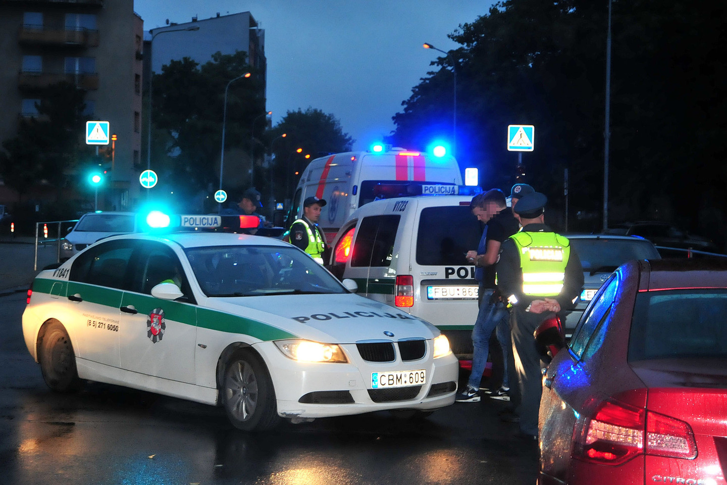 Nepilnamečio vairuojamas BMW Z3 Vilniuje rėžėsi į policijos mašiną, sužaloti du pareigūnai.<br>A.Vaitkevičiaus nuotr.