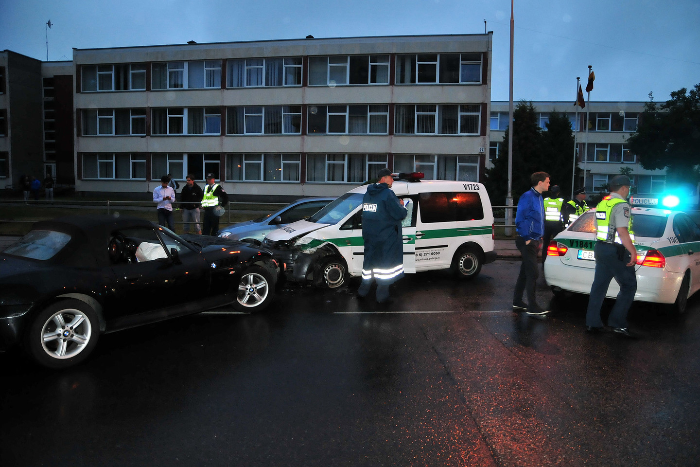 Nepilnamečio vairuojamas BMW Z3 Vilniuje rėžėsi į policijos mašiną, sužaloti du pareigūnai.<br>A.Vaitkevičiaus nuotr.