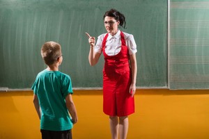 Ausys linko nuo mokytojos „perliukų“. Ypač apie mergaites