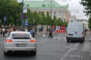 Uždarytas Gedimino prospektas vairuotojus privertė keiktis