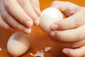 Paprasta gudrybė padės lengviau nulupti kiaušinius
