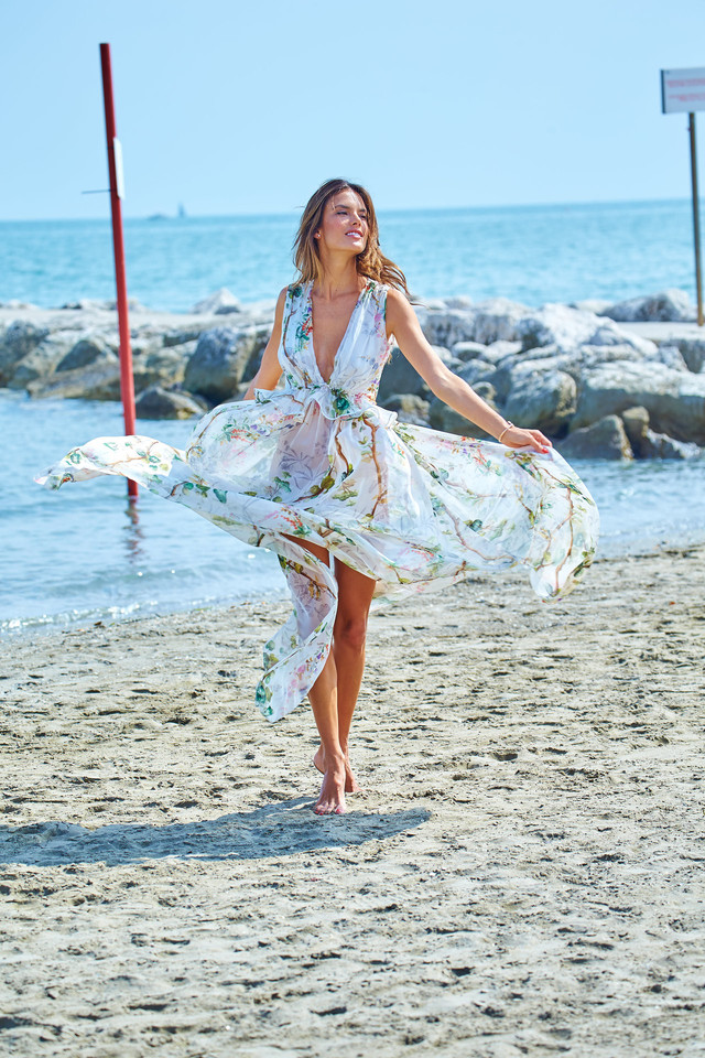 Alessandra Ambrosio Venecijoje žavi puošniomis sukniomis.<br>ViDa Press nuotr.