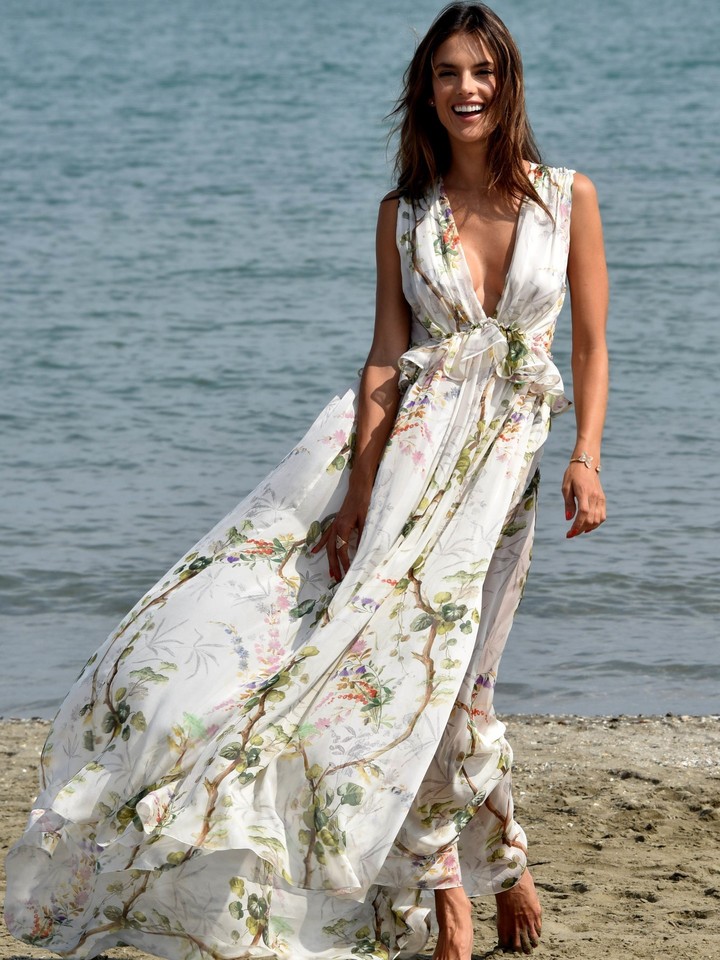 Alessandra Ambrosio Venecijoje žavi puošniomis sukniomis.<br>ViDa Press nuotr.