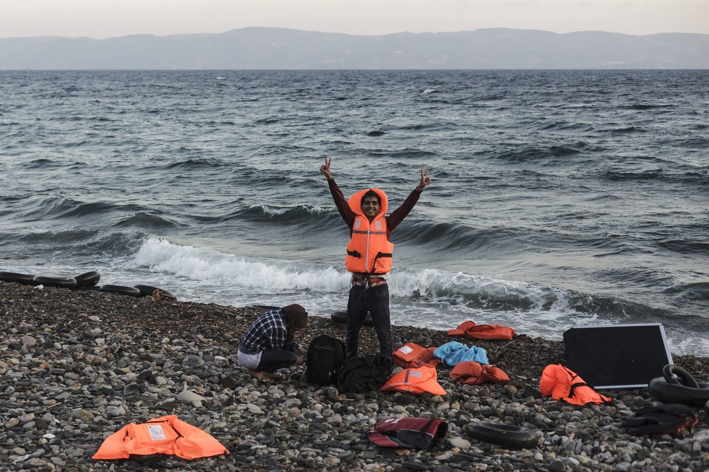 Vieni migrantai į Europą, rizikuodami gyvybe, plaukia bėgdami nuo karo, kiti – ieškodami pelningo darbo.<br>AFP/Scanpix nuotr.
