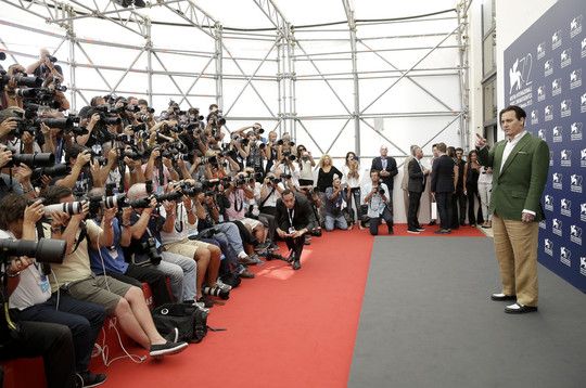 Venecijoje vykstantis tarptautinis filmų festivalis patraukė nemažo būrio Holivudo garsenybių dėmesį.<br>AP nuotr.