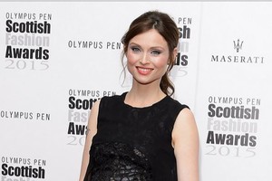 Nėščia Sophie Ellis-Bextor savo apvalų pilvuką apgaubė nėriniais