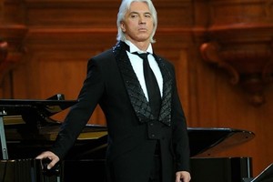 Su smegenų augliu kovojantis D.Chvorostovskis grįžta į sceną