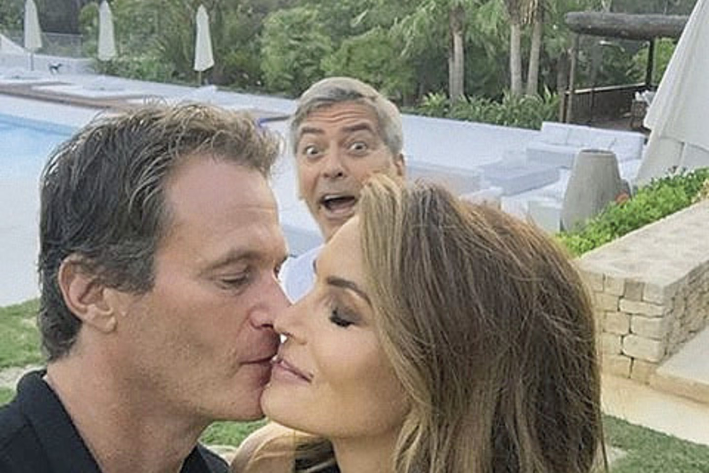 Cindy Crawford ir Randi Gerberio bučinys. Už poros nugaros – George'as Clooney.<br>Instagram nuotr.