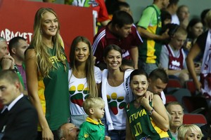 Iš sirgalių tribūnų – ir krepšininkų mylimųjų palaikymas