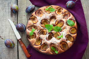 Minkštas ir purus slyvų pyragas nuo stalo dings nespėjęs ir ataušti