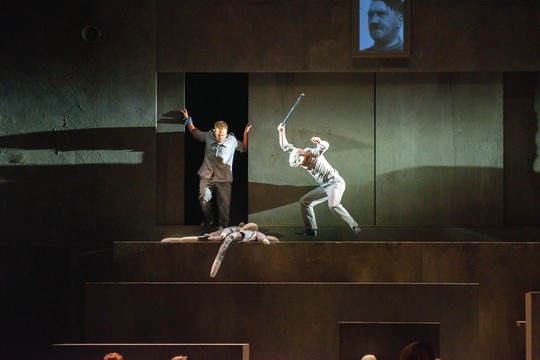 Scenos iš Oskaro Koršunovo spektaklio „Mūsų klasė“ Norvegijos nacionaliniame dramos teatre Osle.<br>S.H.Dirdalo nuotr.