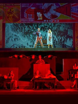 Scenos iš Oskaro Koršunovo spektaklio „Mūsų klasė“ Norvegihos nacionaliniame dramos teatre Osle.<br>S.H.Dirdalo nuotr.