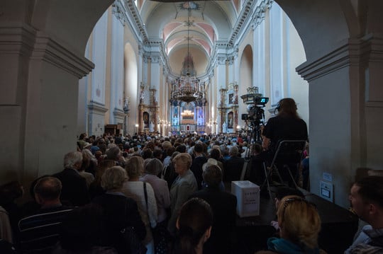 Sekmadienį pirmą kartą suskambo Vilniaus kariljonas, pasiklausyti varpų muzikos susirinko gausus būrys klausytojų.<br>V.Ščiavinsko nuotr.