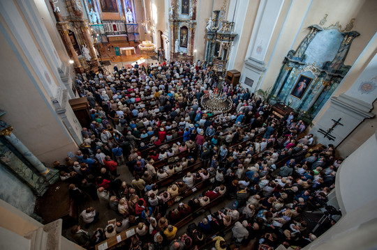 Sekmadienį pirmą kartą suskambo Vilniaus kariljonas, pasiklausyti varpų muzikos susirinko gausus būrys klausytojų.<br>V.Ščiavinsko nuotr.