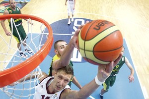 Latviai žadėjo braliukams karštą krepšinio vakarą Rygoje