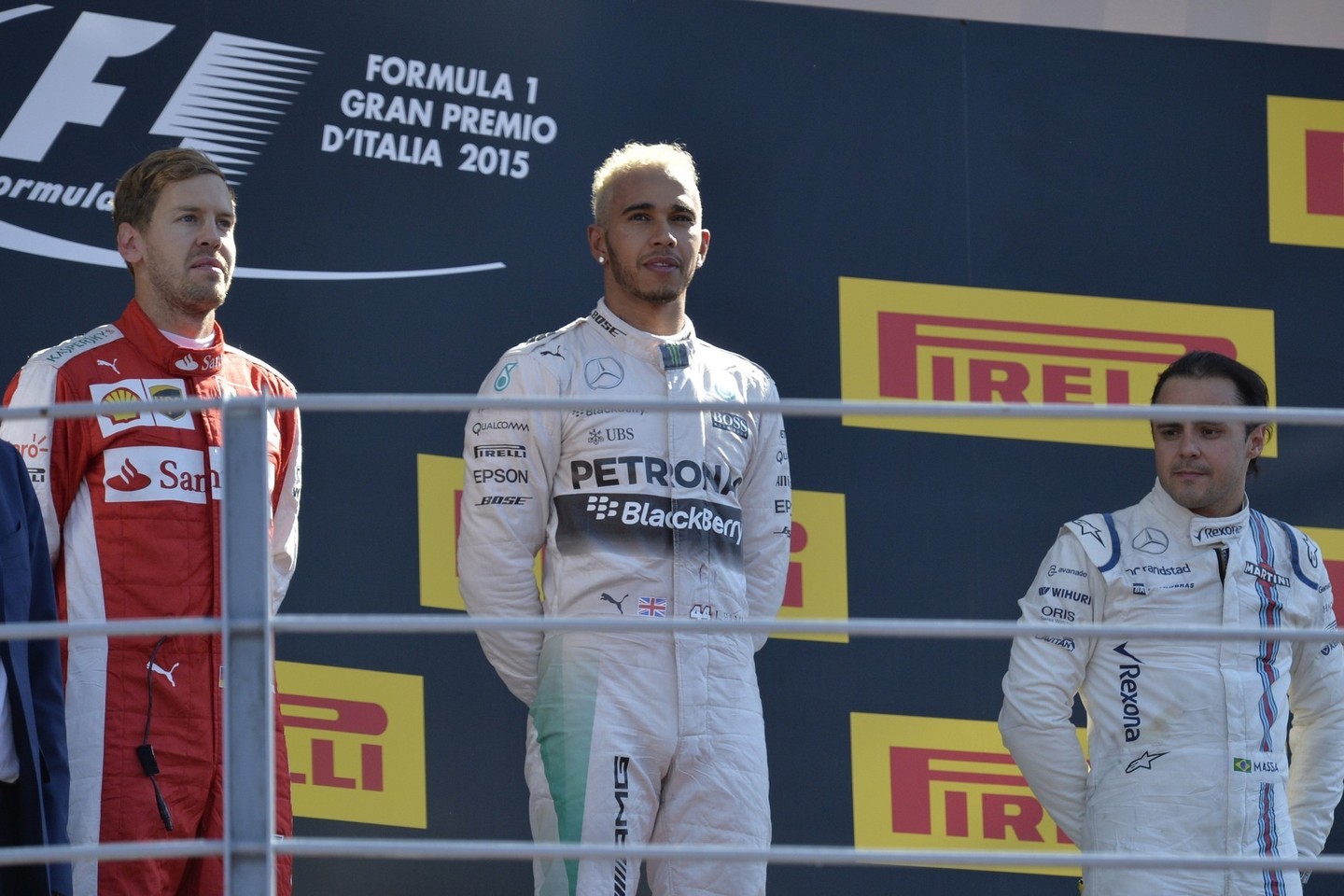 L.Hamiltonas (centre) triumfuoja sekmadienio lenktynėse.<br>AFP nuotr.