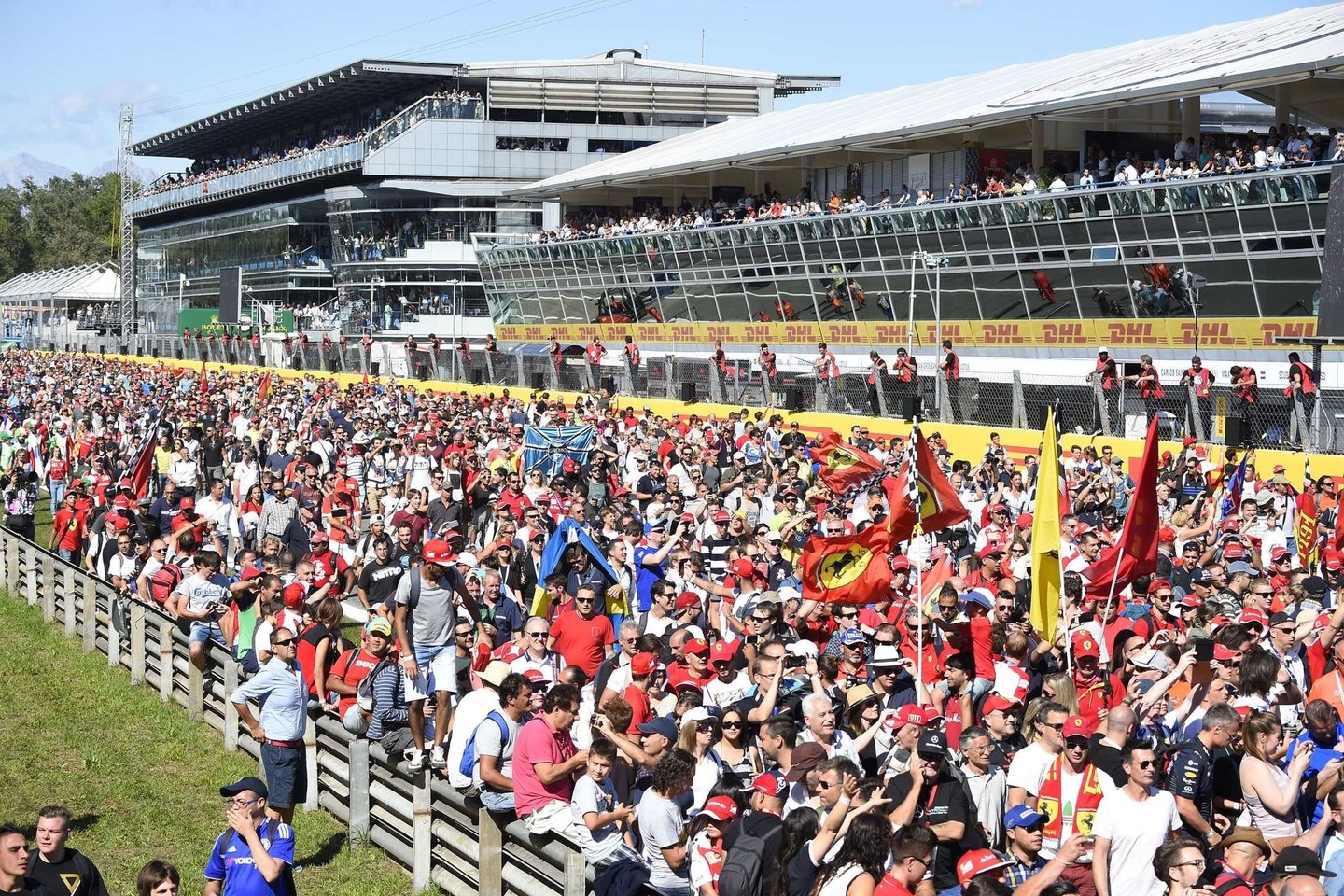 Pažiūrėti „Formulės-1“ lenktynių Italijoje susirinko tūkstančiai greičio mėgėjų.<br>AFP nuotr.