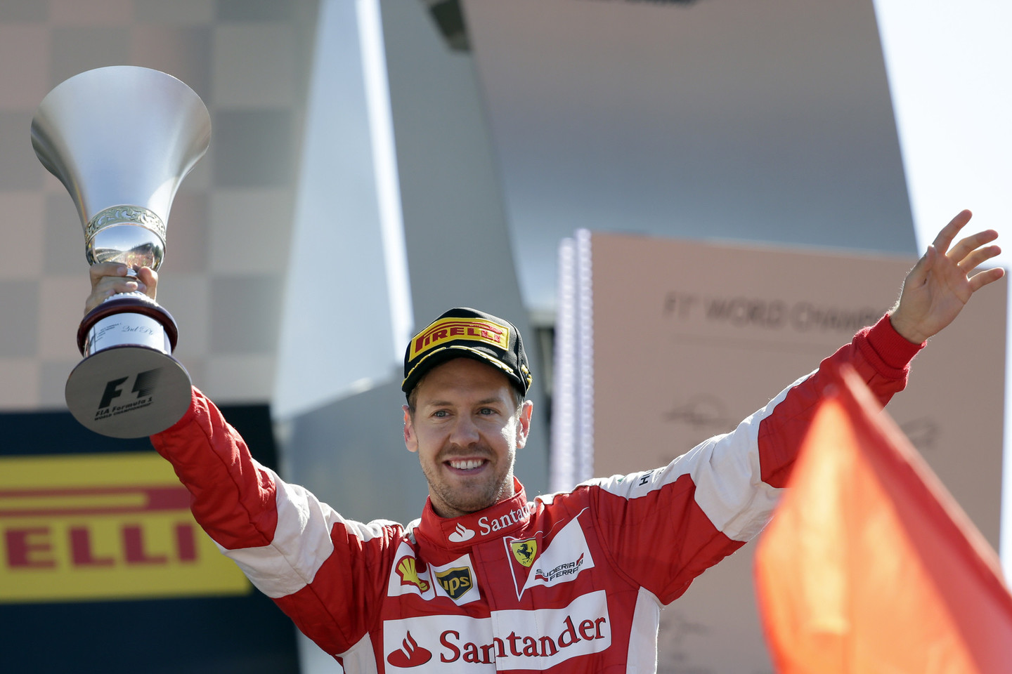 „Ferrari“ komandos narys S.Vettelis tenkinosi antra vieta, tačiau gavo taurę.<br>AFP nuotr.