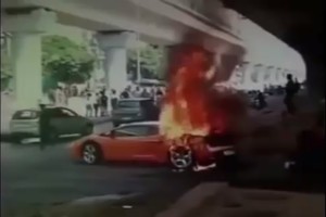 400 tūkst. eurų vertės „Lamborghini“ ugnis sunaikino akimirksniu