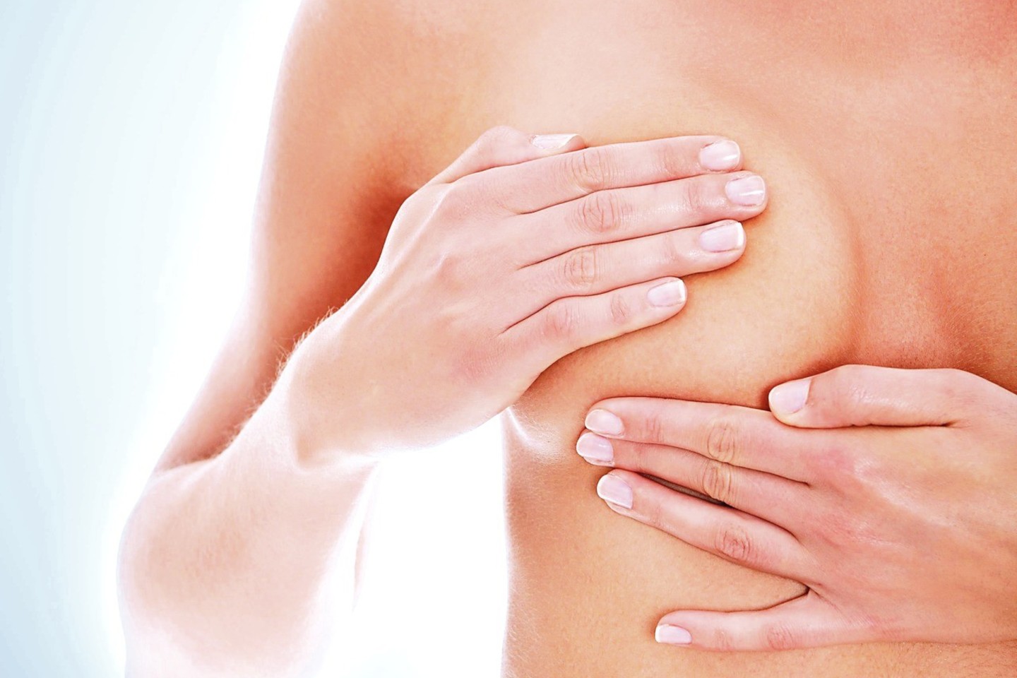 Medikų teigimu, svarbu, kad moterys gerai žinotų, kaip atrodo jų krūtys, kad galėtų greitai pastebėti pokyčius.<br>„123rf.com“ nuotr.
