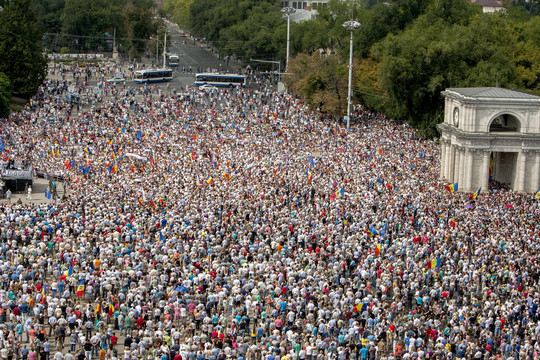 Moldovoje minios protestuotojų reikalavo prezidento pasitraukimo