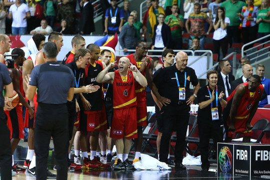 Lietuvos krepšininkai pirmavo didžiąją mačo dalį, bet pabaigoje krepšinio dievai palankesni buvo didžiausią sensaciją D grupėje sukūrusiems belgams.<br>G.Šiupario nuotr.