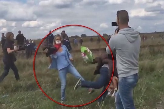 Vengrijos televizijos operatorė atleista, nes apspardė migrantus