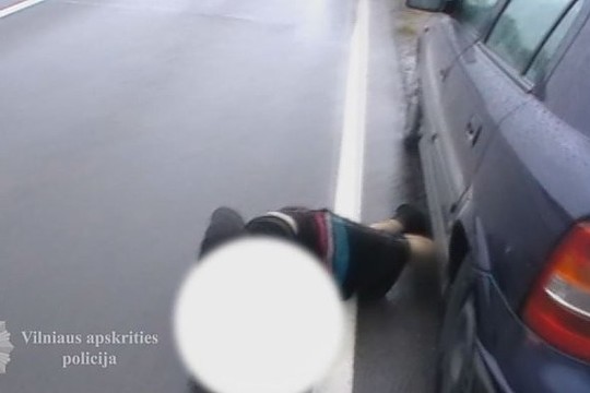 Ties Elektrėnais policija apšaudė sprunkantį automobilį